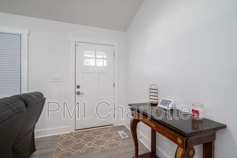 2128 Chatfield Rd - Photo 6 of 33