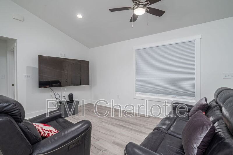 2128 Chatfield Rd - Photo 7 of 33