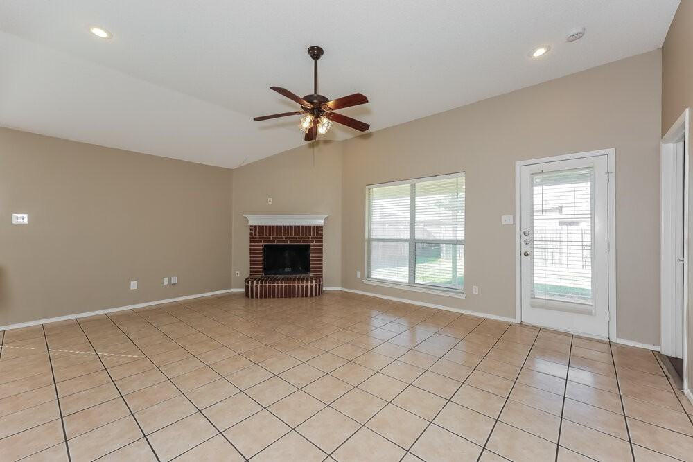 528 Cambridge Dr - Photo 4 of 16