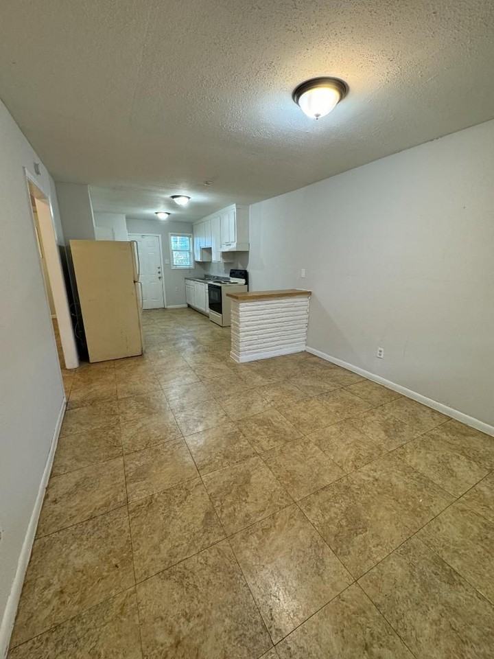 5014 Carmen St - Photo 4 of 10