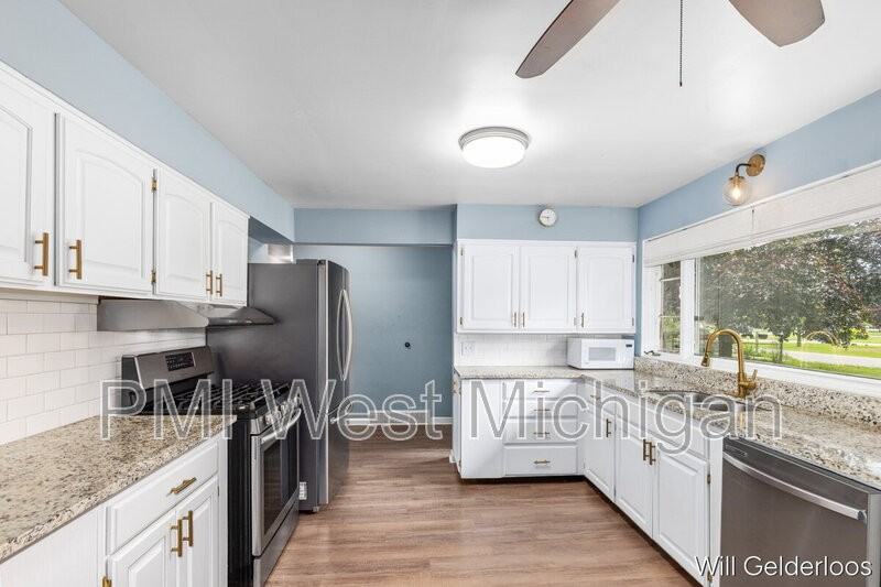 1938 Woodlawn Ave Se - Photo 6 of 20