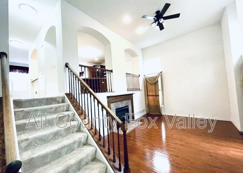 459 Grosvenor Ln - Photo 4 of 20