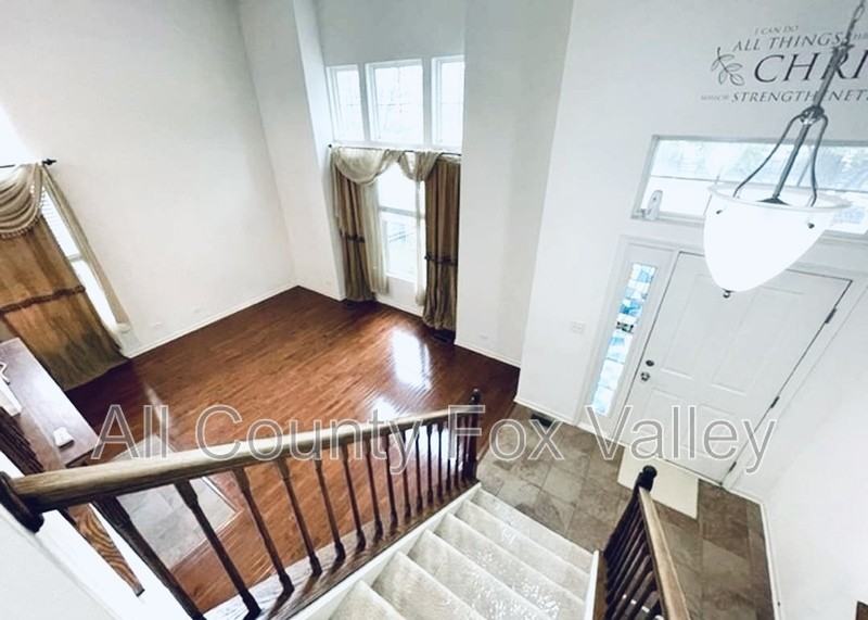 459 Grosvenor Ln - Photo 5 of 20