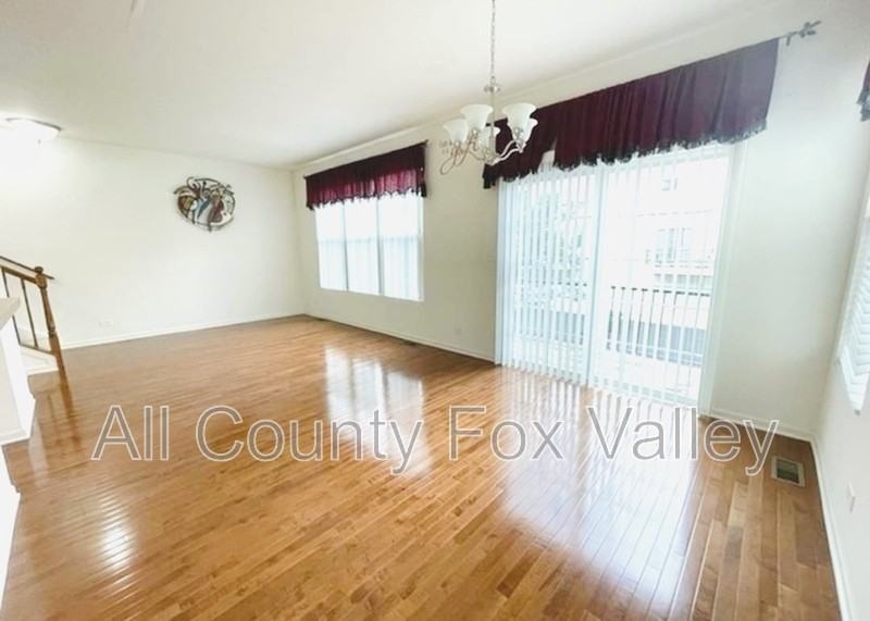 459 Grosvenor Ln - Photo 6 of 20