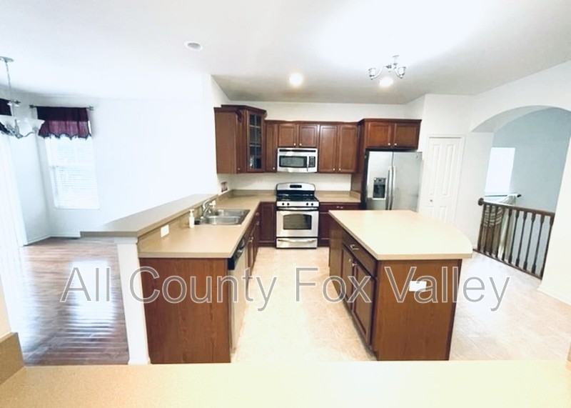 459 Grosvenor Ln - Photo 7 of 20