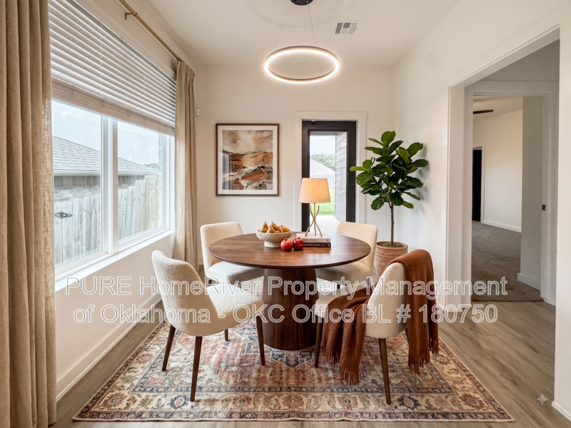 305 E 7th St - Photo 3 of 28