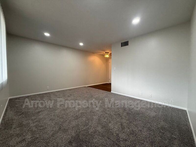 2338 Lynn St - Photo 2 of 9