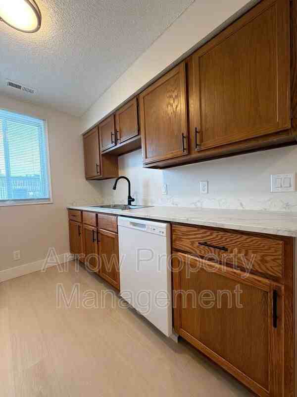 515 W Saunders Ave #1 - Photo 4 of 17
