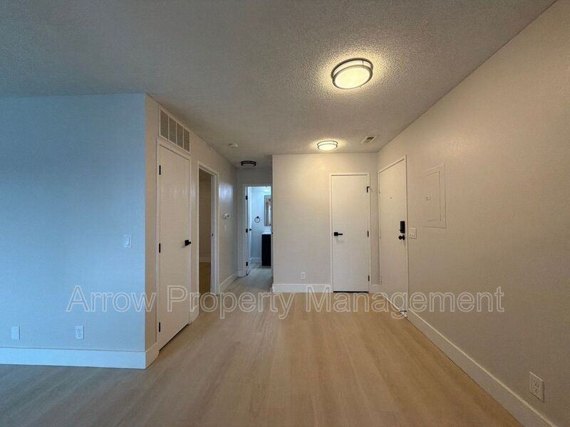 515 W Saunders Ave #1 - Photo 7 of 17