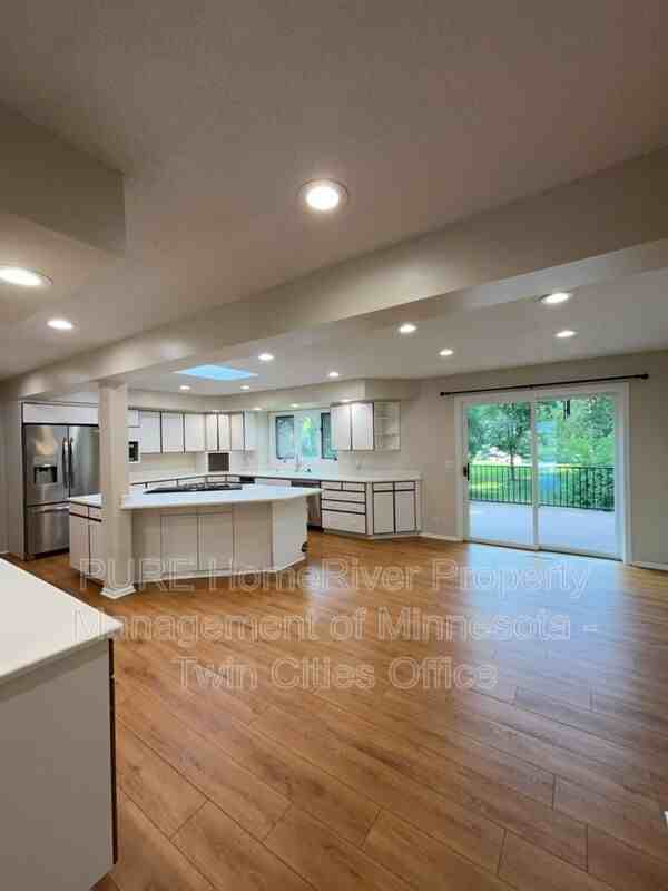 7420 Hyde Park Cir - Photo 6 of 39
