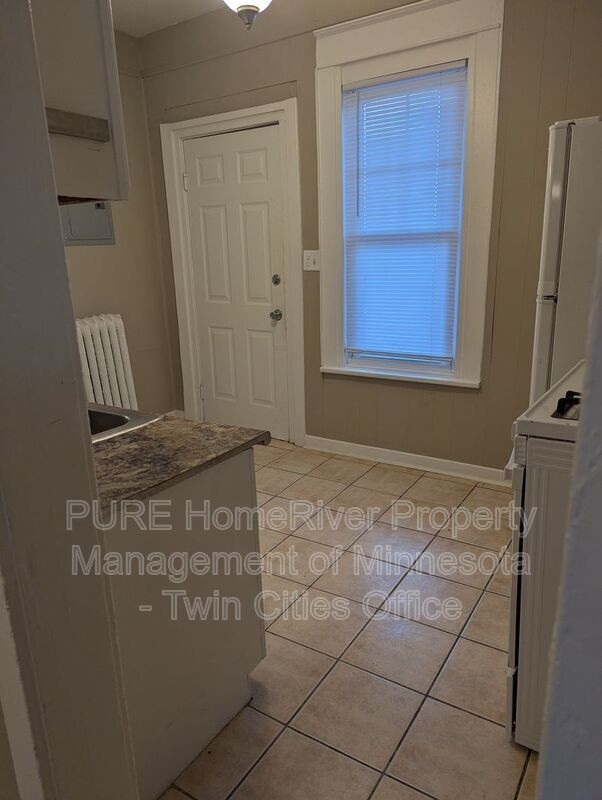 605 Van Buren Ave #2 - Photo 4 of 26