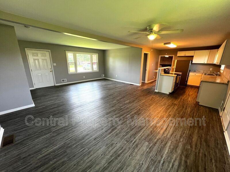104 Madison Cir - Photo 3 of 26
