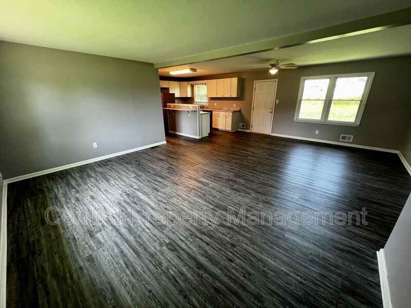 104 Madison Cir - Photo 4 of 26