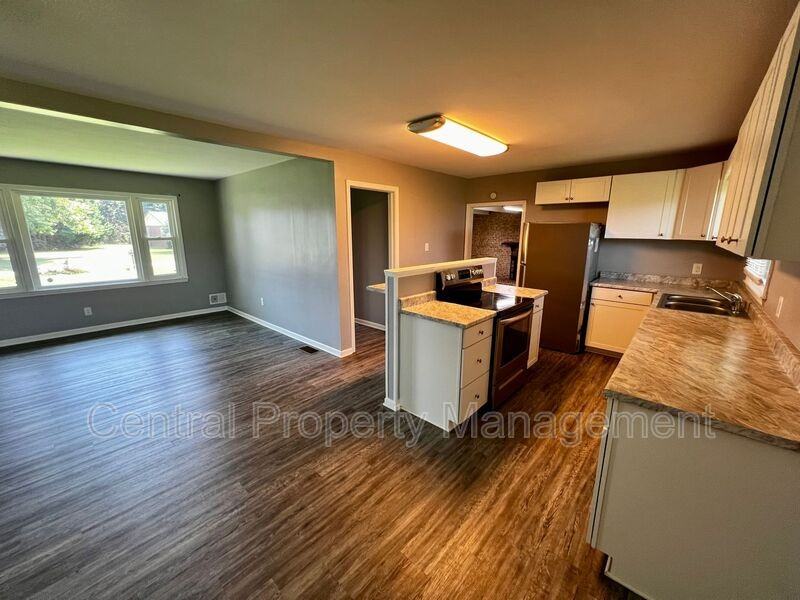 104 Madison Cir - Photo 5 of 26