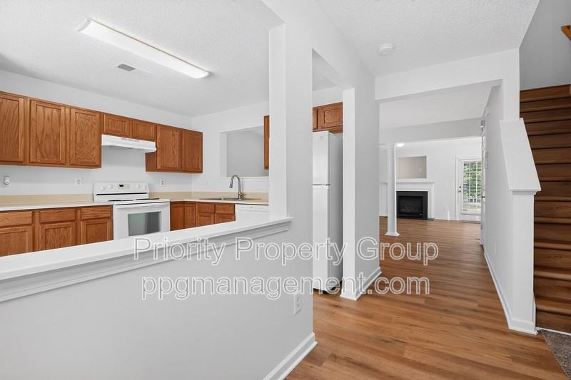 3204 Barons Court Rd - Photo 2 of 37