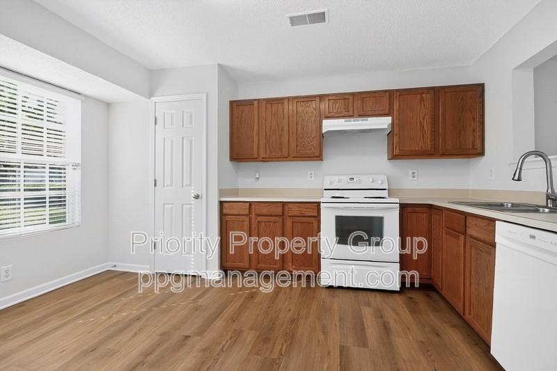 3204 Barons Court Rd - Photo 4 of 37