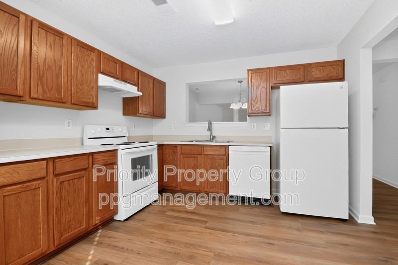 3204 Barons Court Rd - Photo 6 of 37