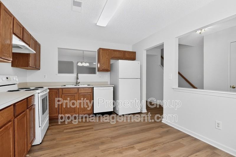3204 Barons Court Rd - Photo 7 of 37