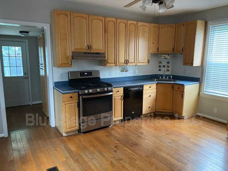 913 8th Ave - Photo 2 of 28