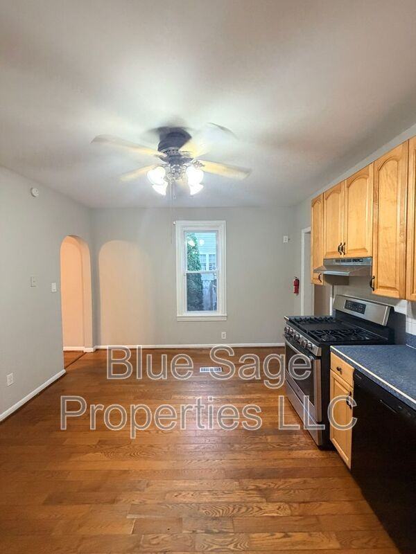 913 8th Ave - Photo 4 of 28