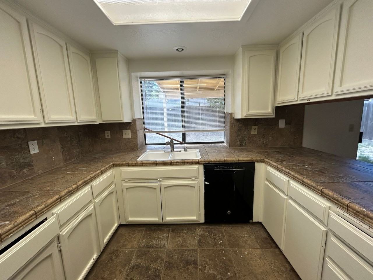 2036 Sheldon Dr - Photo 7 of 29