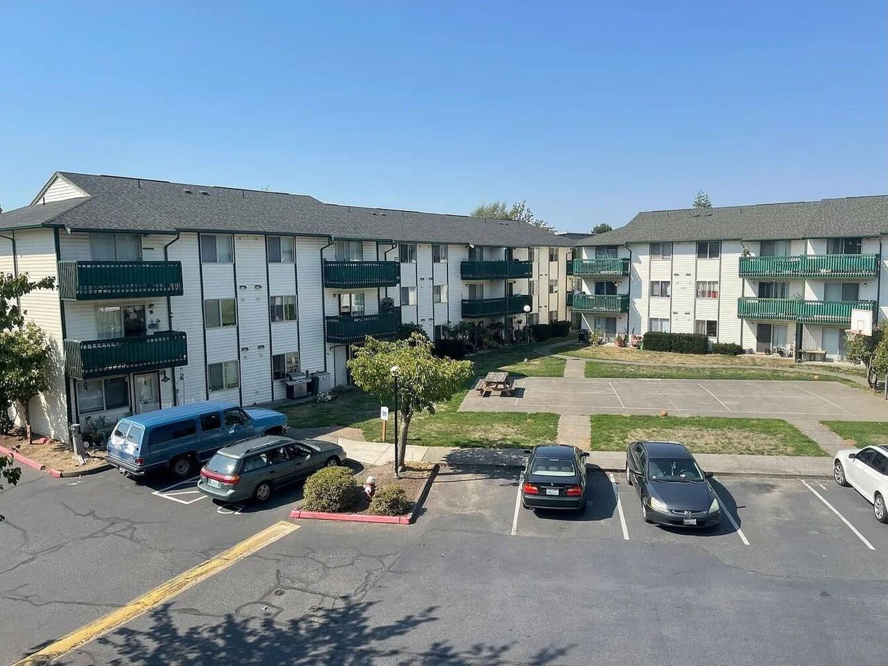 Baker Vista Apartments - Photo 7 of 9