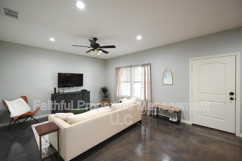 14235 Circle Dr - Photo 2 of 10