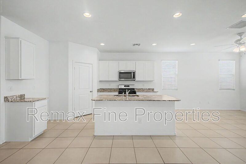 15543 W Desert Hollow Dr - Photo 4 of 33