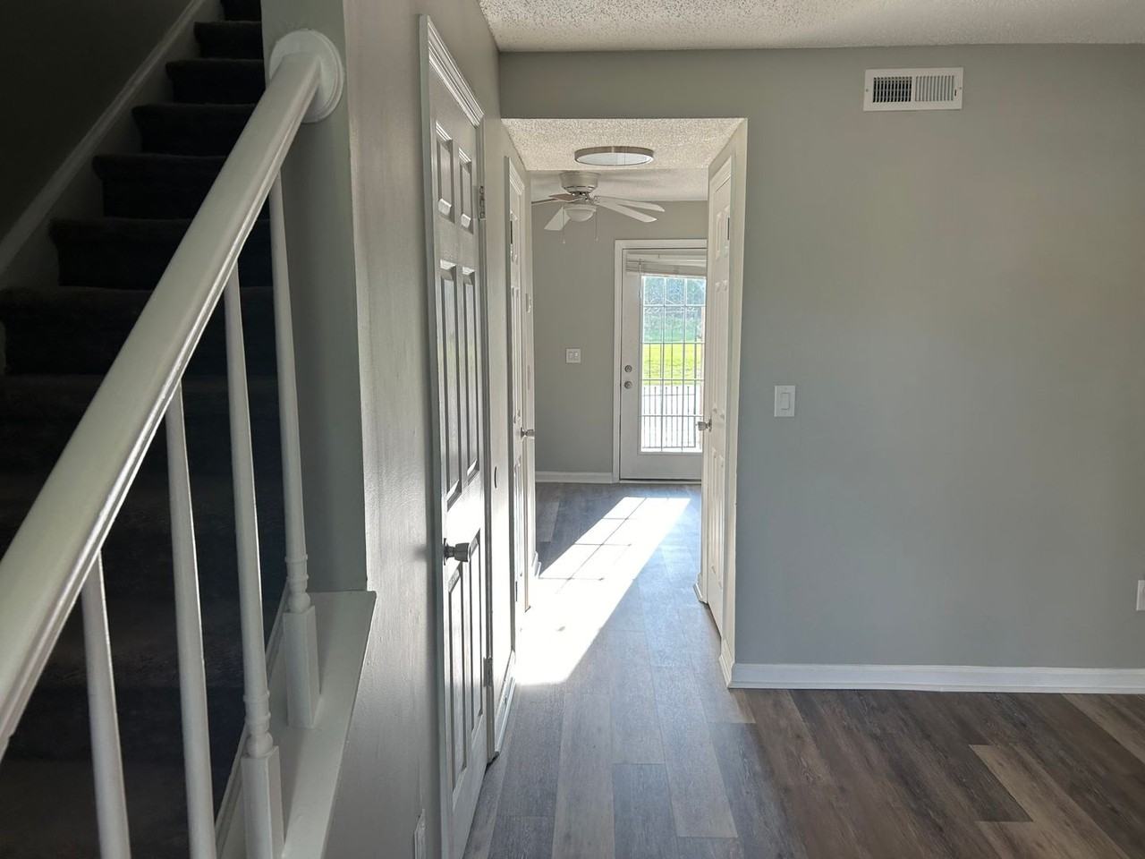 940 Glenn St - Photo 3 of 23
