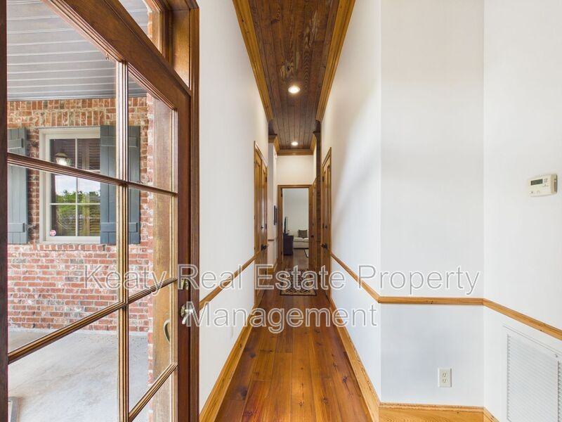 104 Studio St - Photo 6 of 48