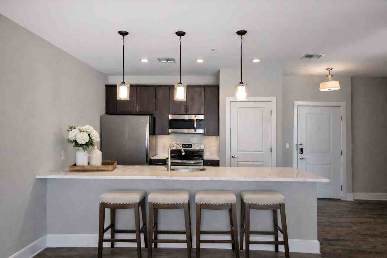 Bright and Airy 2 Bedroom Corner Unit - Photo 5 of 17