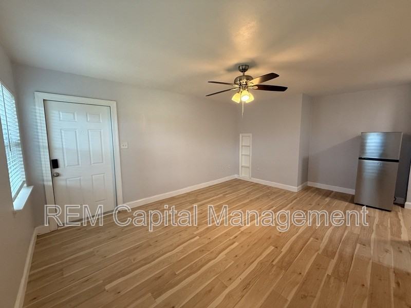 240 30th Ave N #C - Photo 3 of 5