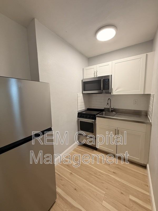 240 30th Ave N #C - Photo 4 of 5