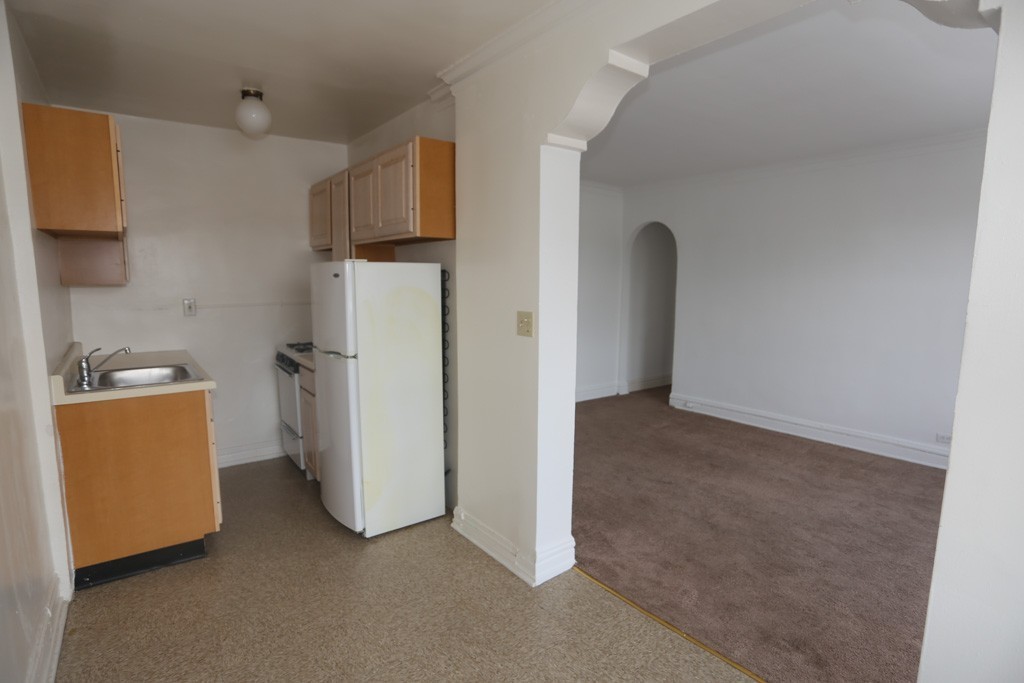 425 W Roscoe St #505 - Photo 4 of 17