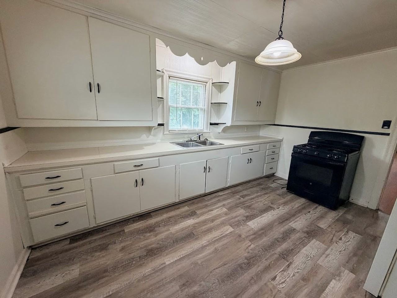 1315 1/2 8th St - Photo 4 of 12