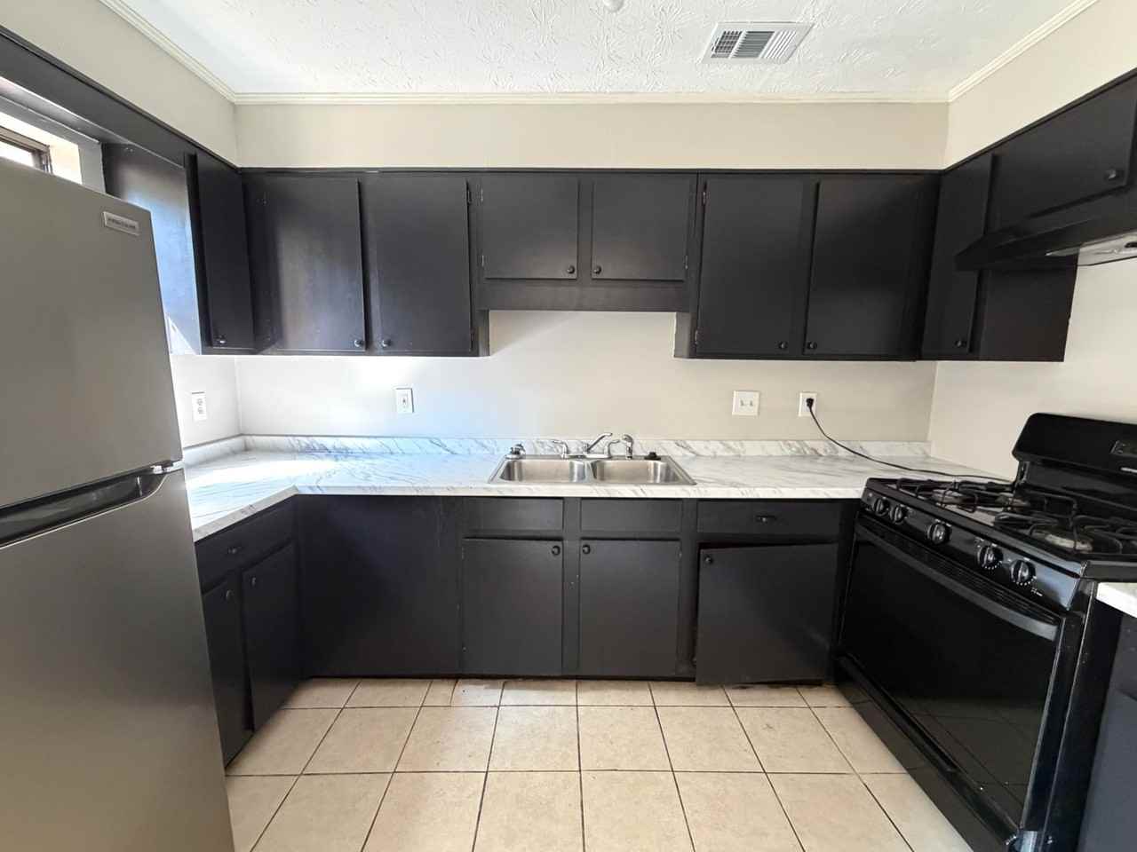 2071 Lenoa Ln - Photo 5 of 20