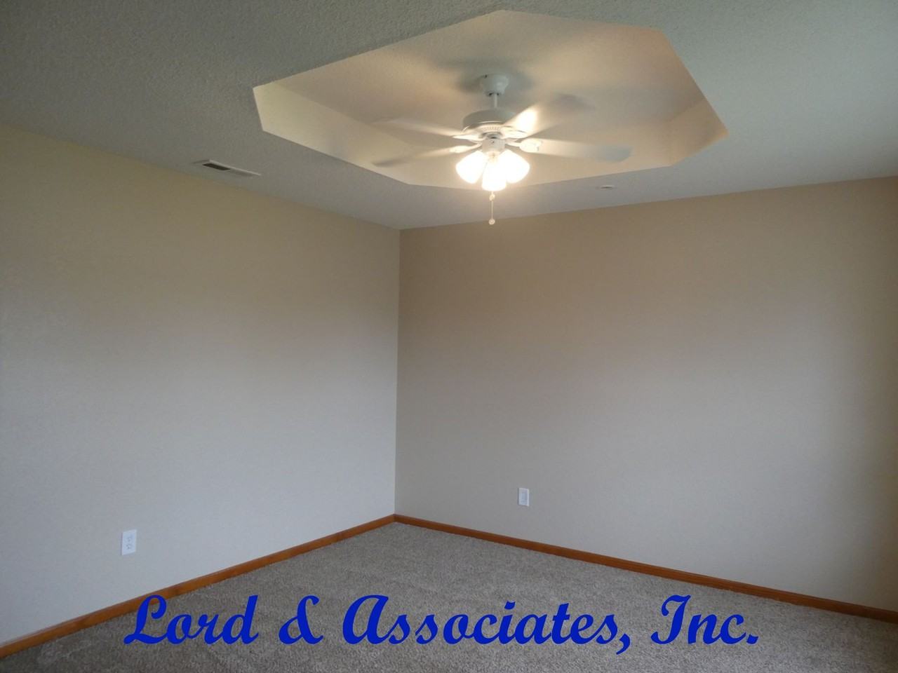 318 Lois Ln - Photo 2 of 12