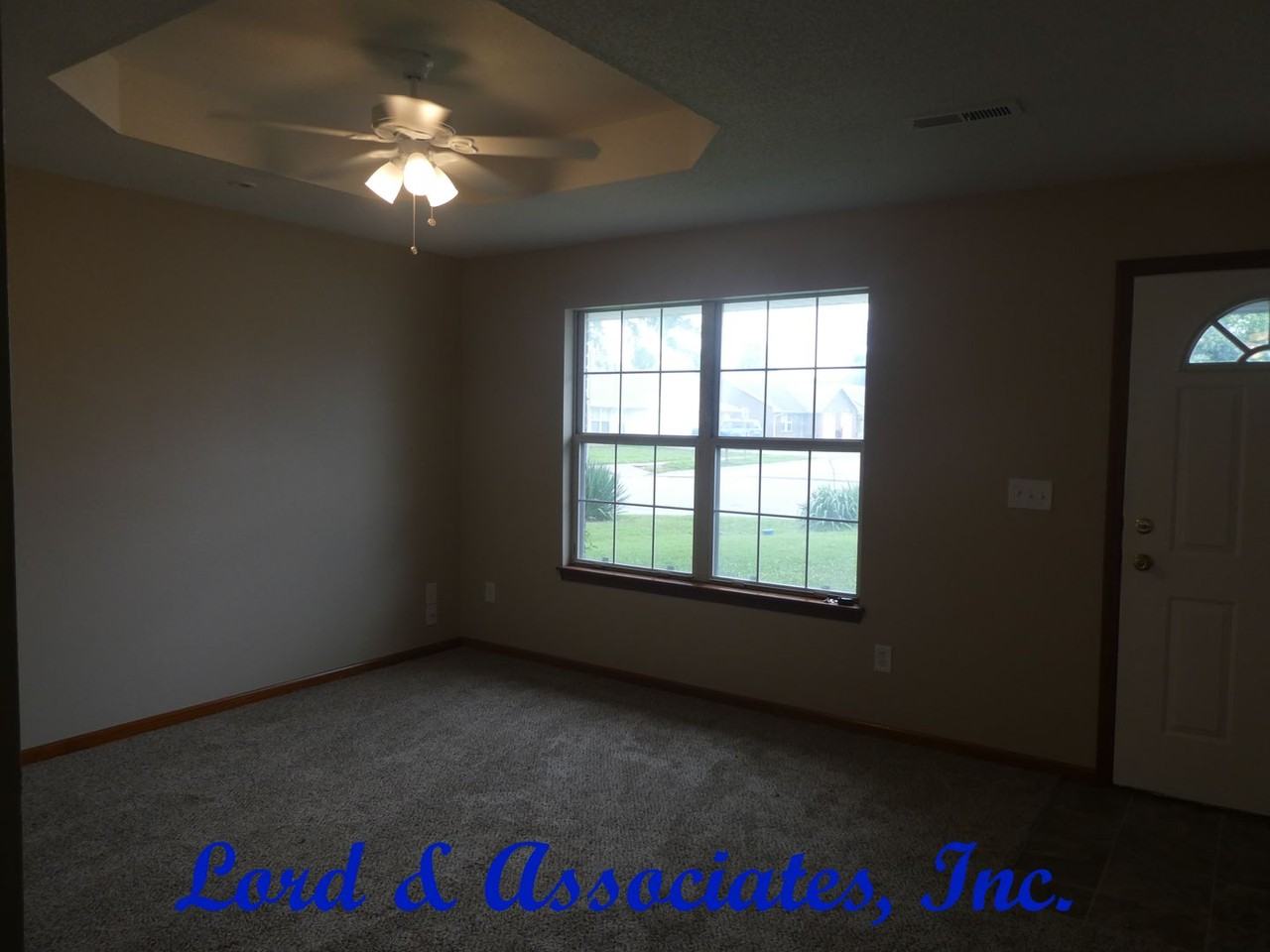 318 Lois Ln - Photo 3 of 12