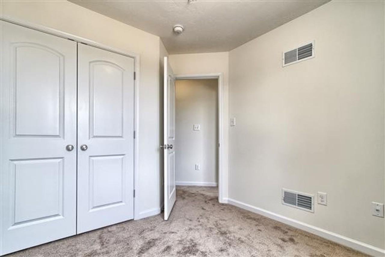 1241 Ledge Dr - Photo 3 of 20