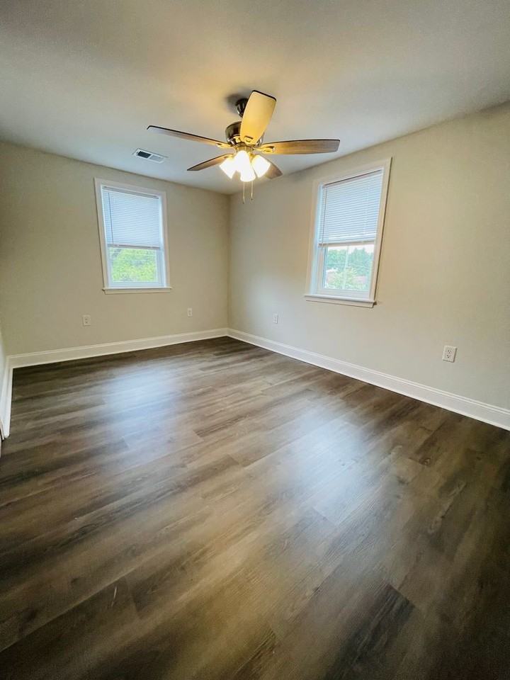 227 E Lee St #B - Photo 3 of 11