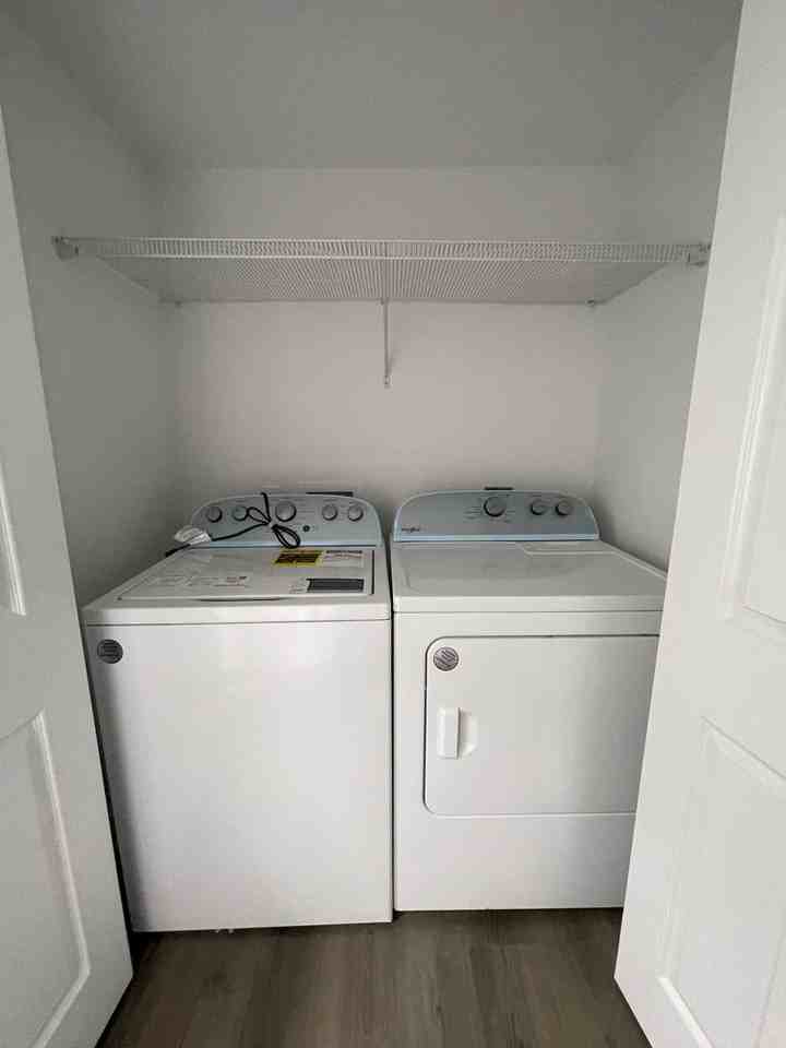 227 E Lee St #B - Photo 7 of 11