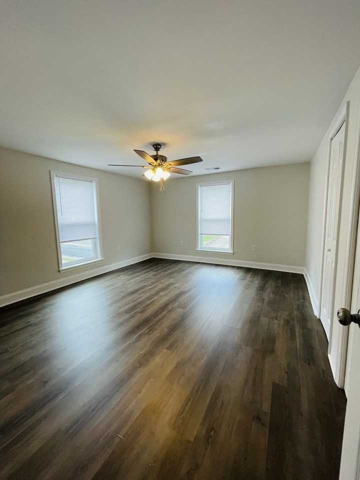 227 E Lee St #B - Photo 4 of 11