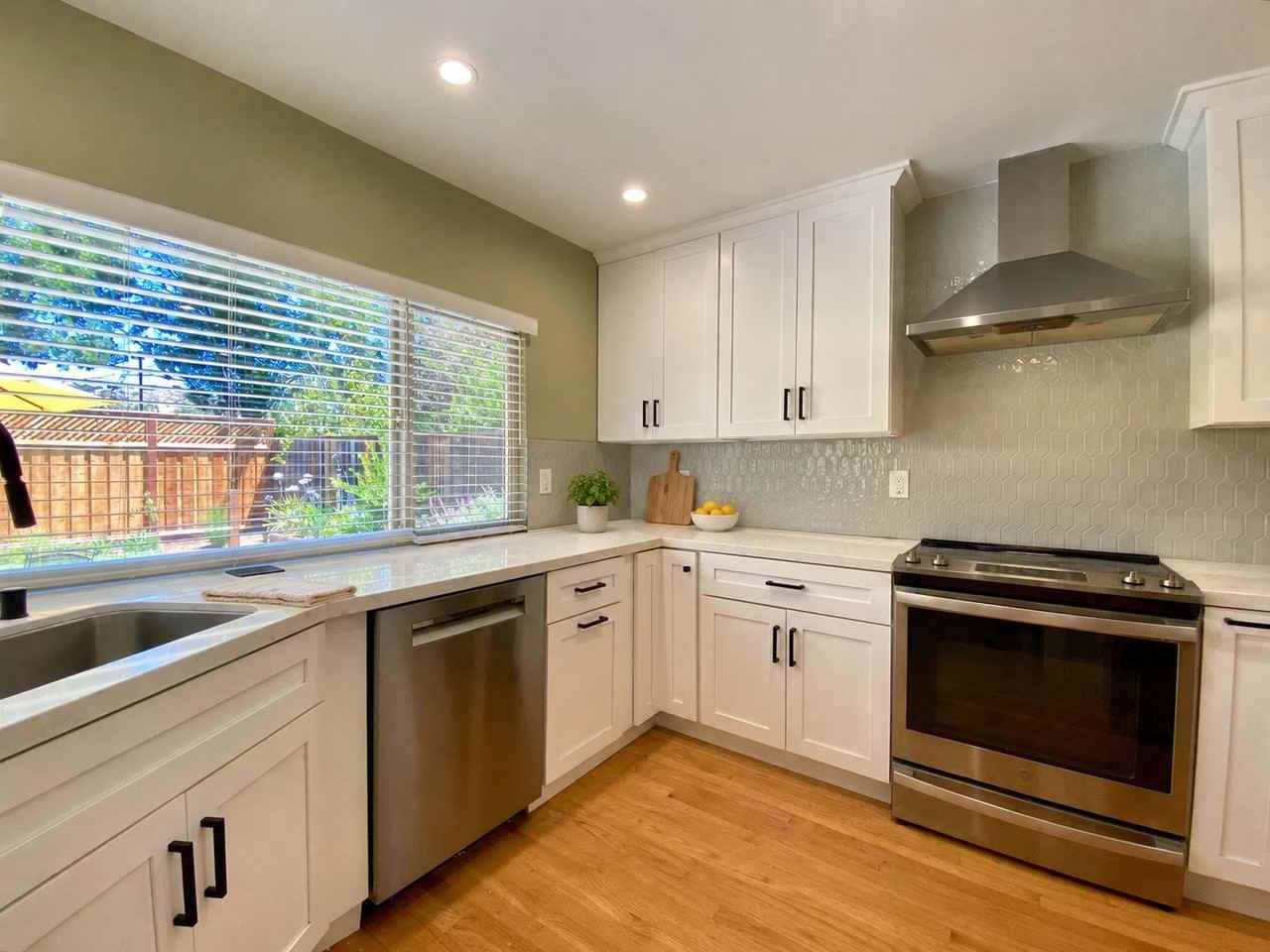 1031 Mount Carmel Dr - Photo 3 of 8