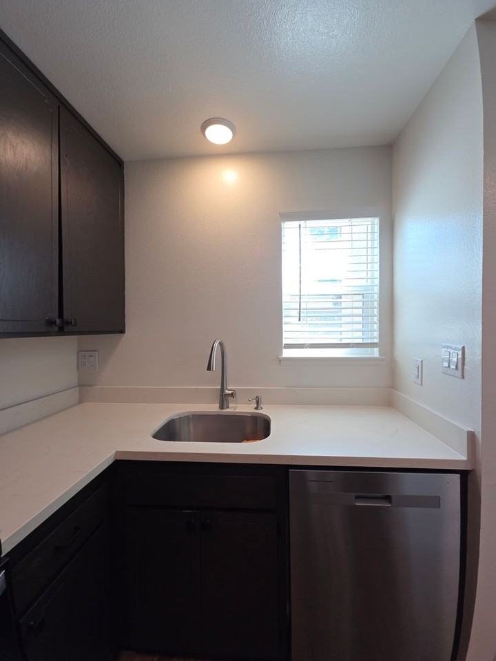 1918 Knolls Dr - Photo 3 of 23