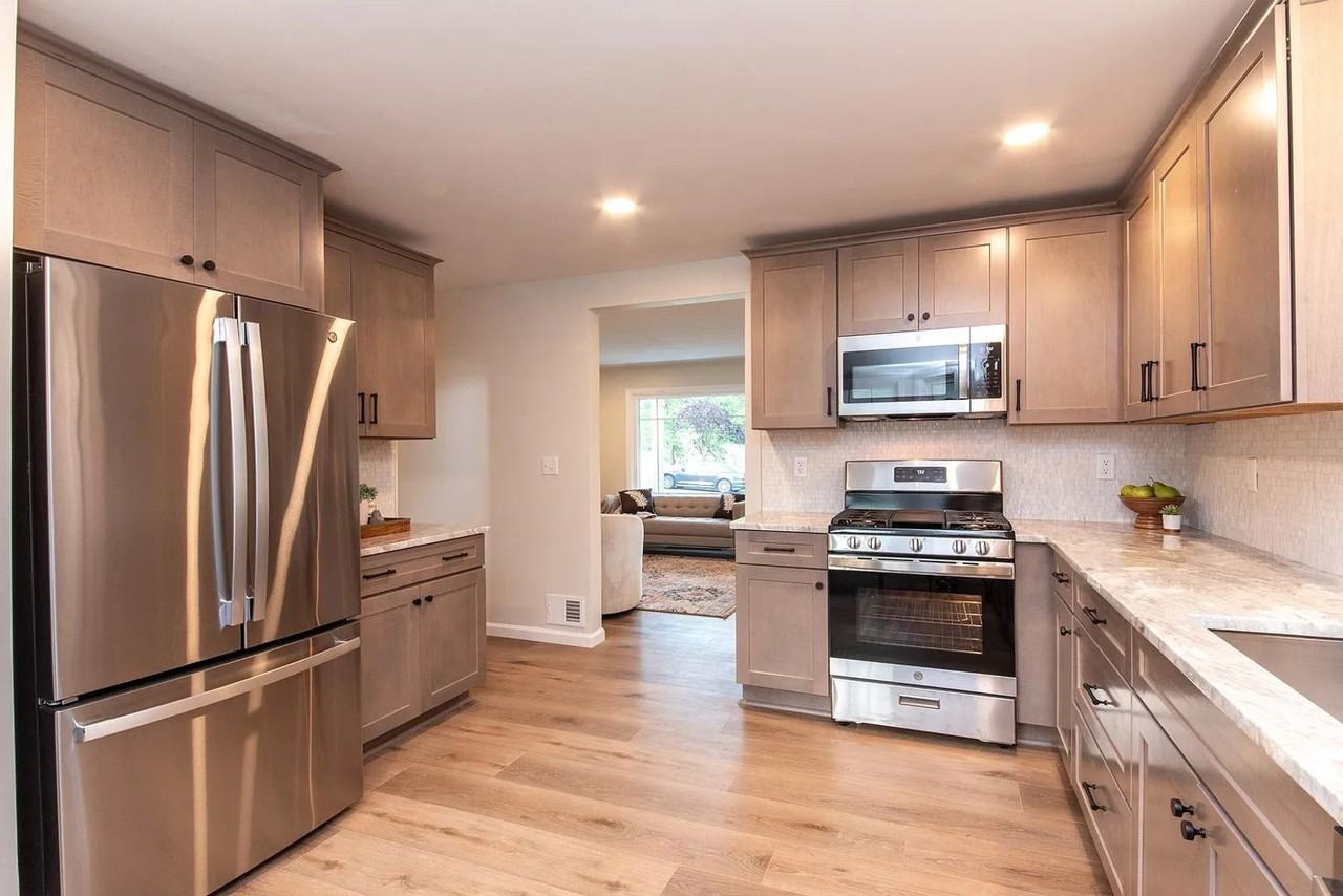 1647 Sylvan Ave Se - Photo 6 of 22