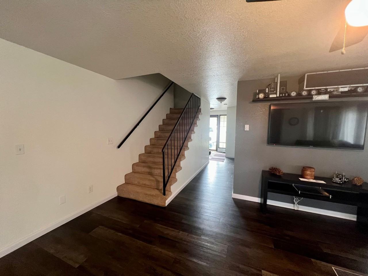 1130 Hemlock Ct - Photo 6 of 24