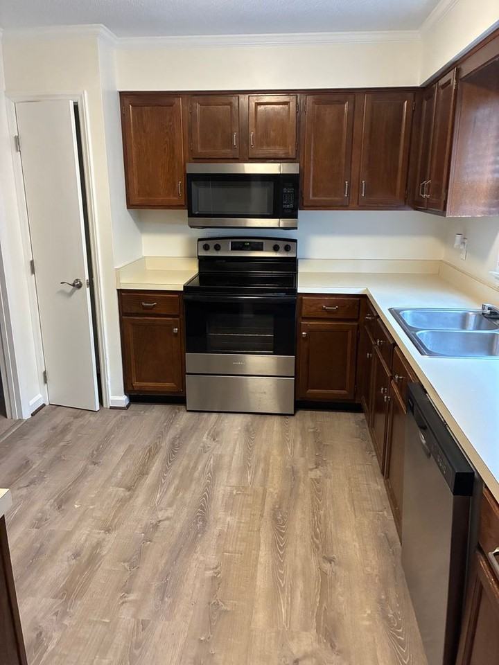 1813 Fox Sterling Dr - Photo 2 of 6