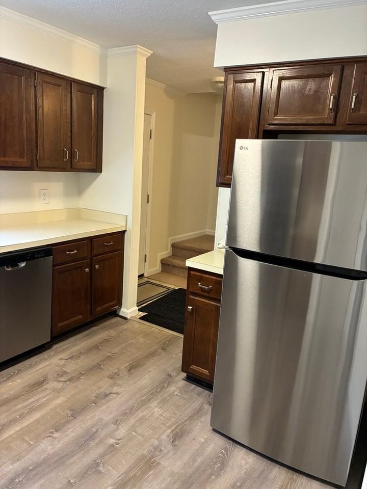 1813 Fox Sterling Dr - Photo 3 of 6