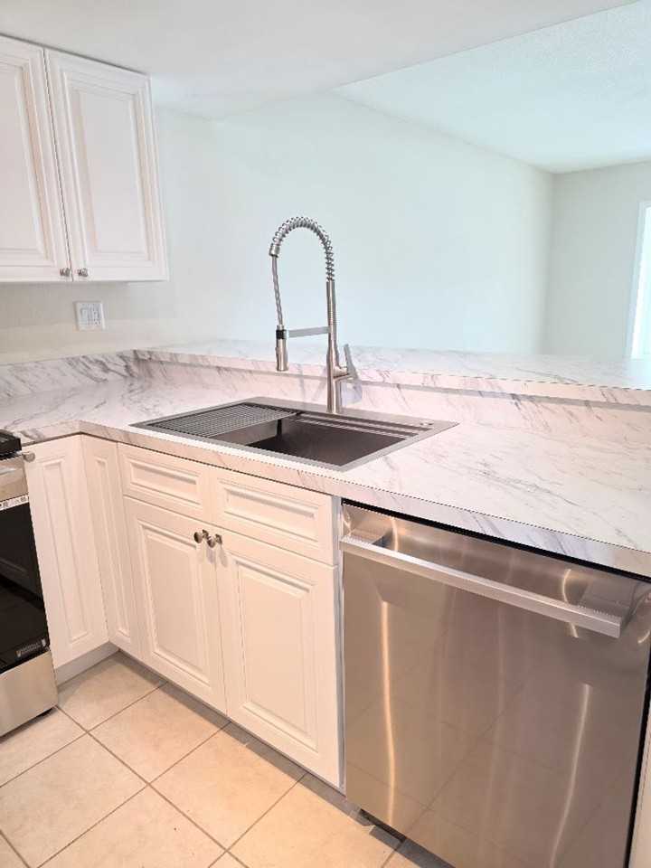 11462 W Bayshore Dr - Photo 5 of 24