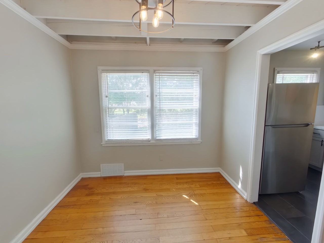 449 Harding St - Photo 4 of 14